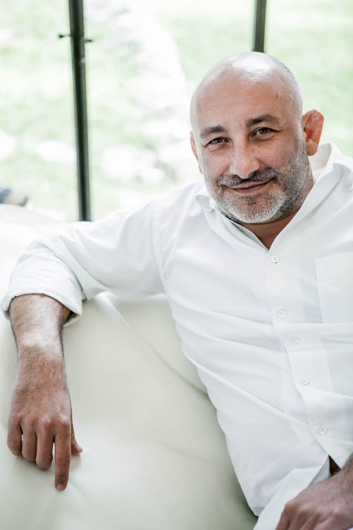 Der französische Designer ist bekannt für seine zeitlose, elegante wie klare Designsprache, die er im Produktbereich ebenso anwendet wie in der Architektur. 