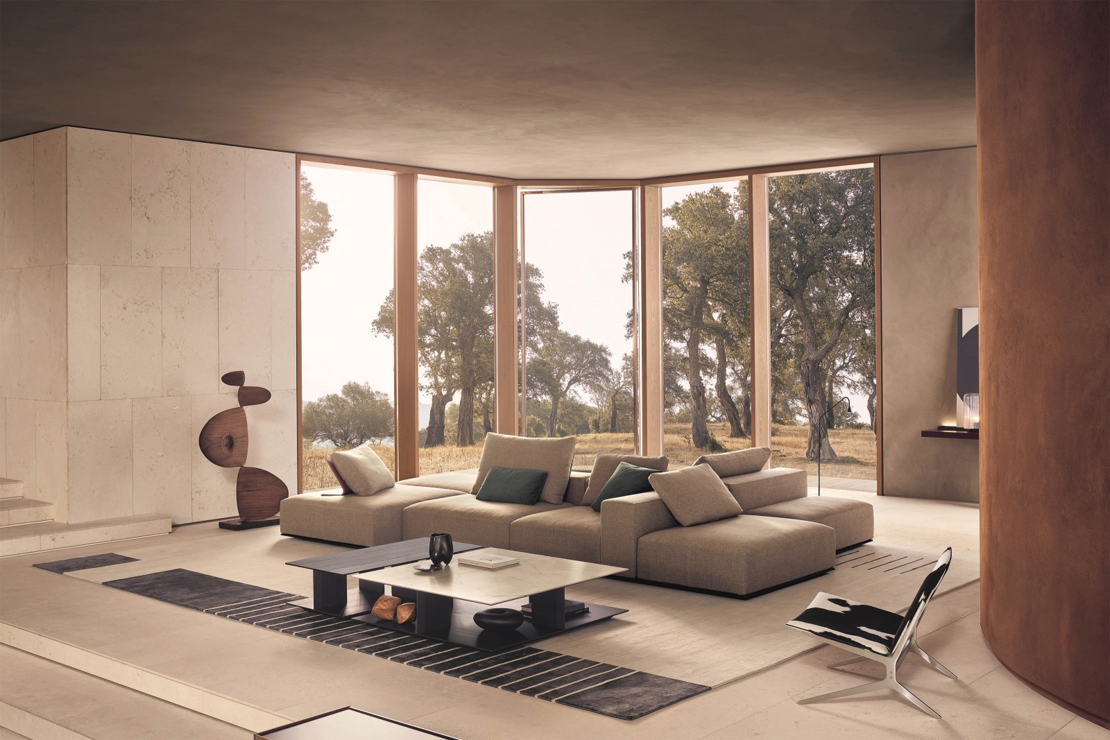 Von der kleinen Sitzinsel bis hin zur grosszügigen Sofalandschaft, mit Stoff oder Leder bezogen, im privaten Wohnzimmer oder im öffentlichen Bereich: Das modulare Sofasystem «Westside» ist Teil der neuen Kollektion des italienischen Möbelherstellers, der in diesem Jahr sein 50-jähriges Bestehen feiert. Design: Jean-Marie Massaud.