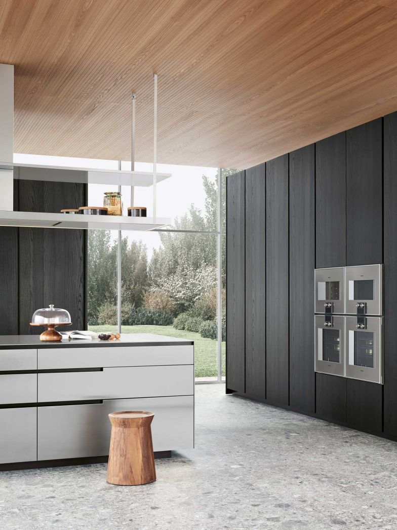 Poliform begann 1996 mit der Herstellung von Küchen, als es die Marke Varenna in sein Portfolio aufnahm. Seitdem ist die Küchensparte zu einem wichtigen Bestandteil des Unternehmens geworden.