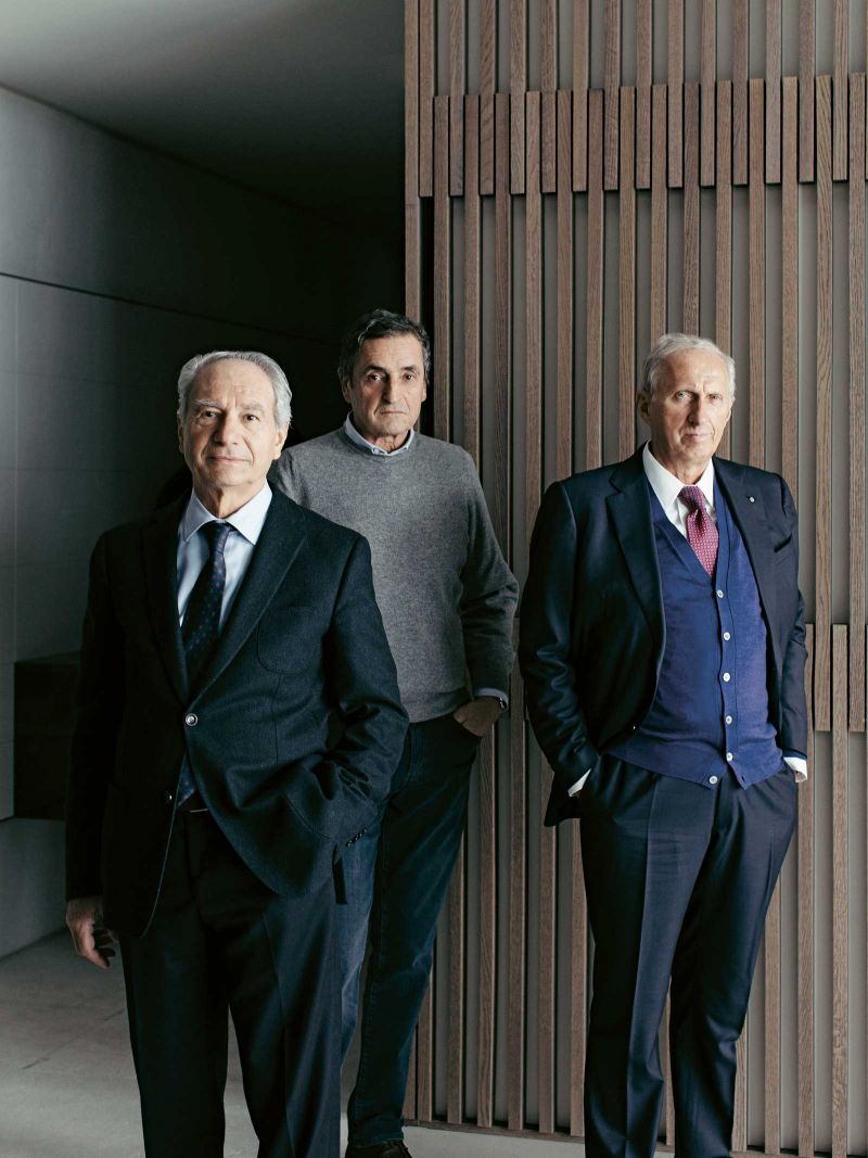 In den 1970er-Jahren wurde Poliform dank Alberto Spinelli (v.l.), seinem Bruder Aldo und deren Cousin Giovanni Anzani, zur Marke, die heute für exklusive Möbel aus Italien steht. Foto: Mattia Balsamini.