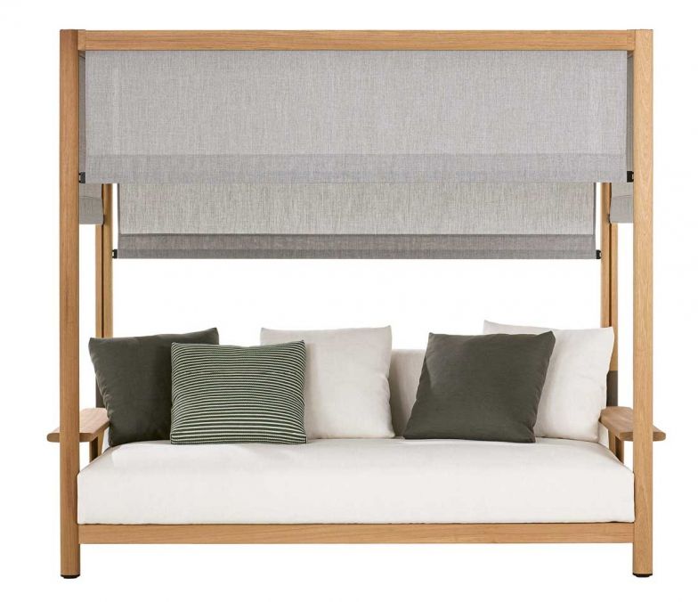 2023 stellte Poliform seine erste Outdoormöbel-Kollektion vor, inspiriert von einem Lebensstil, der auf offenen Räumlichkeiten basiert. Sie weist die gleichen hohen Qualitätsstandards auf wie die Indoor-Kollektionen.