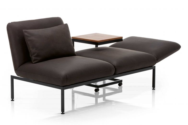 Zum Jubiläum liess Roland Meyer-Brühl seinen Klassiker «Roro 98» wieder aufleben. Über das damals neuartige Sitzmöbel schrieb der Designkritiker Rudolf Schönwandt 1999: «Sitzen ändert sich».