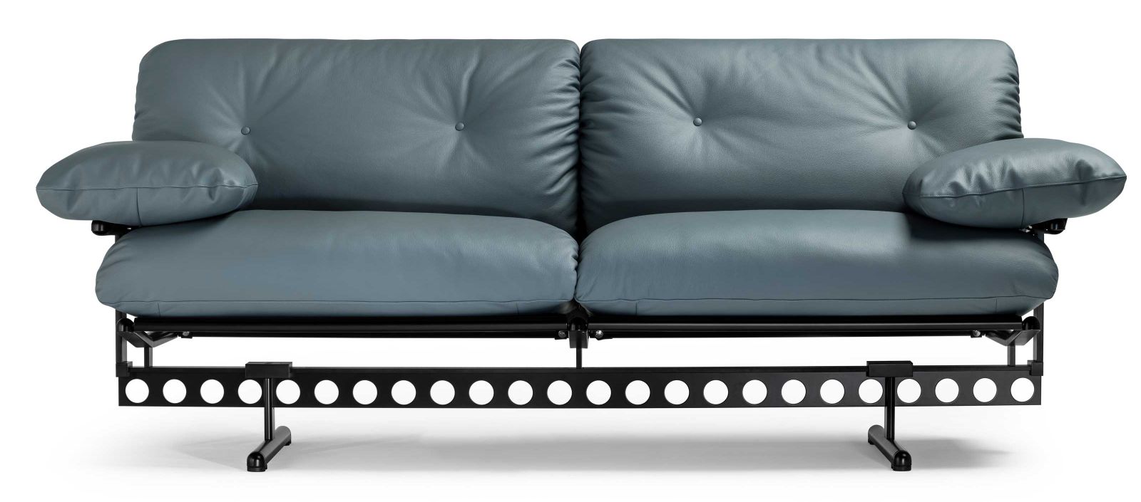 Die Gesamterscheinung von «Ouverture» ist leicht und schlank, alle Metallteile sind mattschwarz epoxidpulverbeschichtet. Der T-förmige Balken ist von der halbovalen Stahlstruktur, die das Sitzsystem trägt, entfernt. Dadurch entsteht ein schwebender Effekt. Foto: Alessio DAniello.