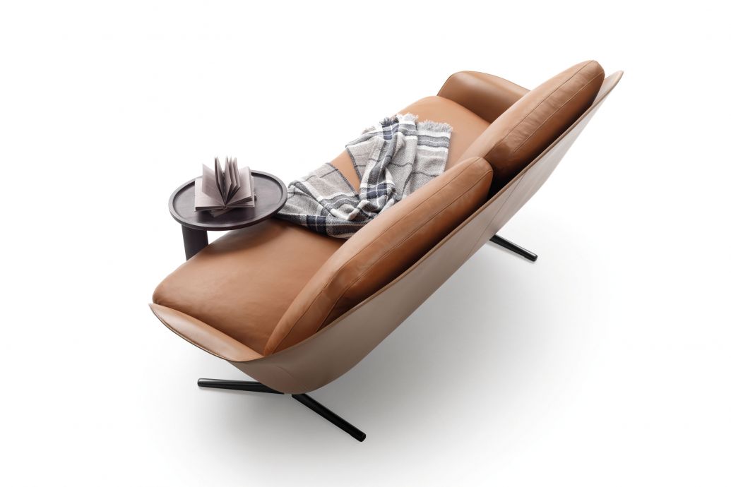 Die vergleichsweise kleine mit feinem Leder bezogene Couch «Sveva» wurde am diesjährigen Salone vorgestellt. Sie ist ein Entwurf von Carlo Colombo.