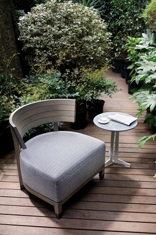 Der Sessel «Thomas» ist ein Bestseller von Antonio Citterio und ist in der Version «Thomas Outdoor» nun auch für draussen geeignet.