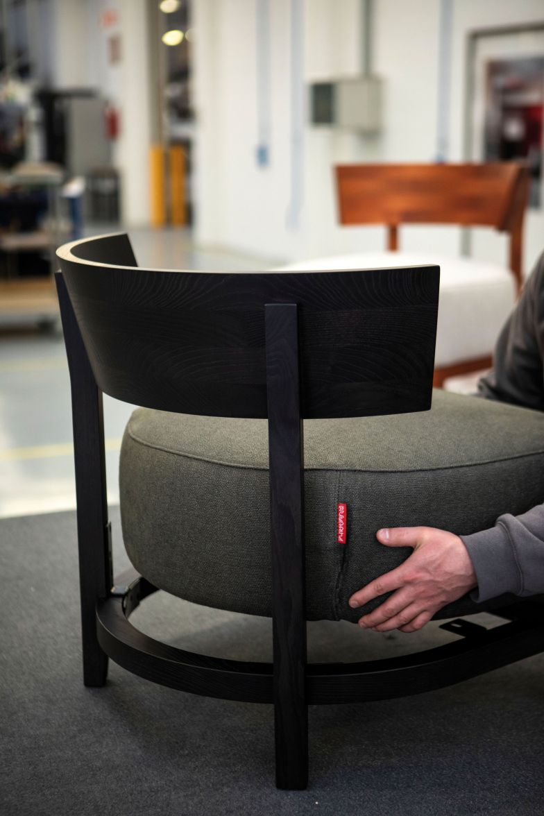 Wieviel Handarbeit in einem Möbel von Flexform steckt, erfährt man bei einem Besuch der Produktion in Meda.