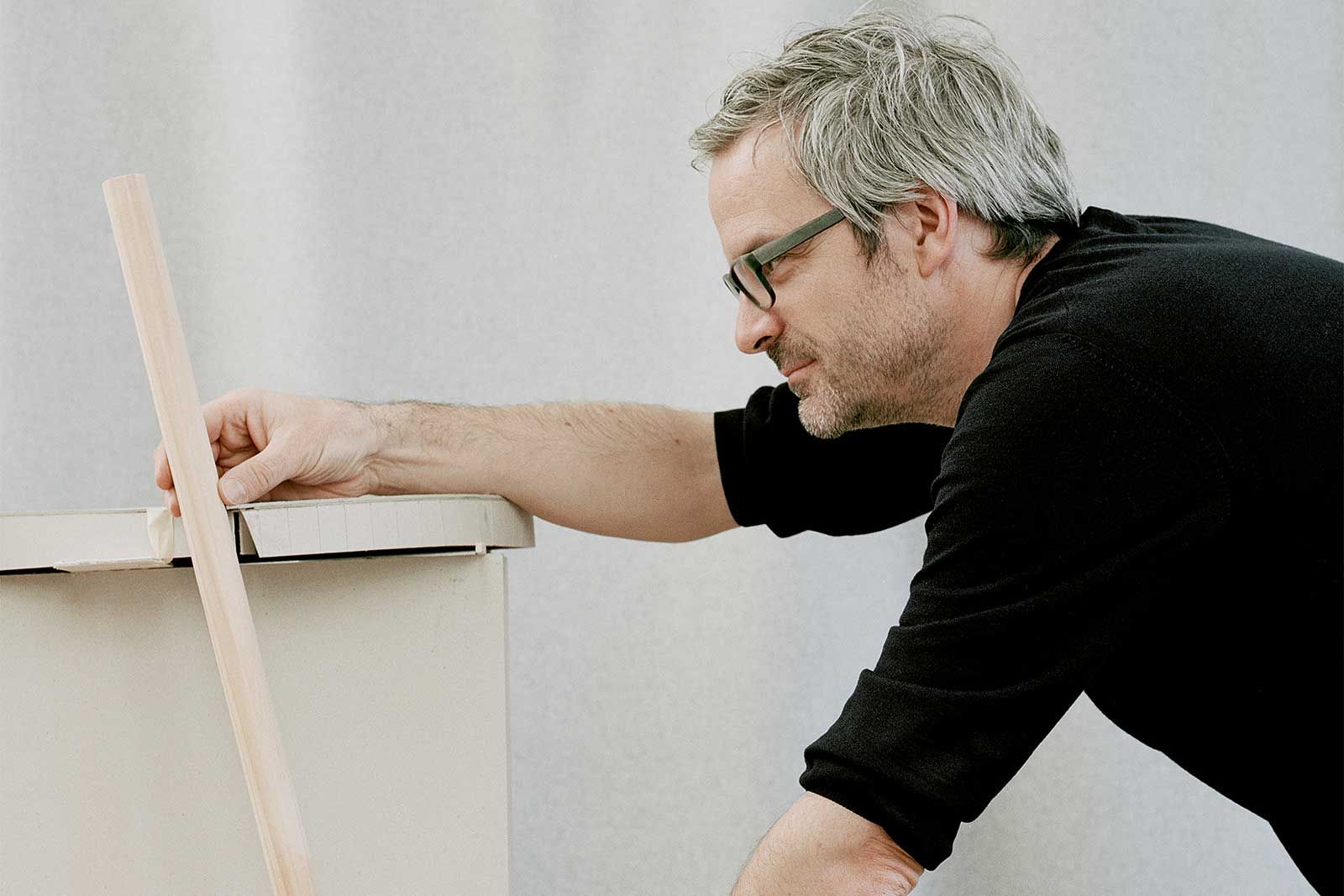 Im Entwurfsprozess spielt für Moritz Schmid der Modellbau im Massstab 1:1 eine wichtige Rolle. Foto: Rasmus Norlander.