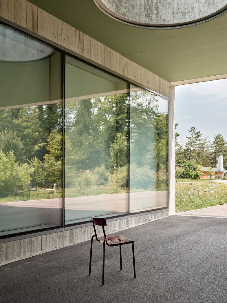 Der «Park Chair» für Embru wird sowohl im Privatraum als auch im Kontext öffentlicher Bauten eingesetzt. Foto: Roland Bernath. 