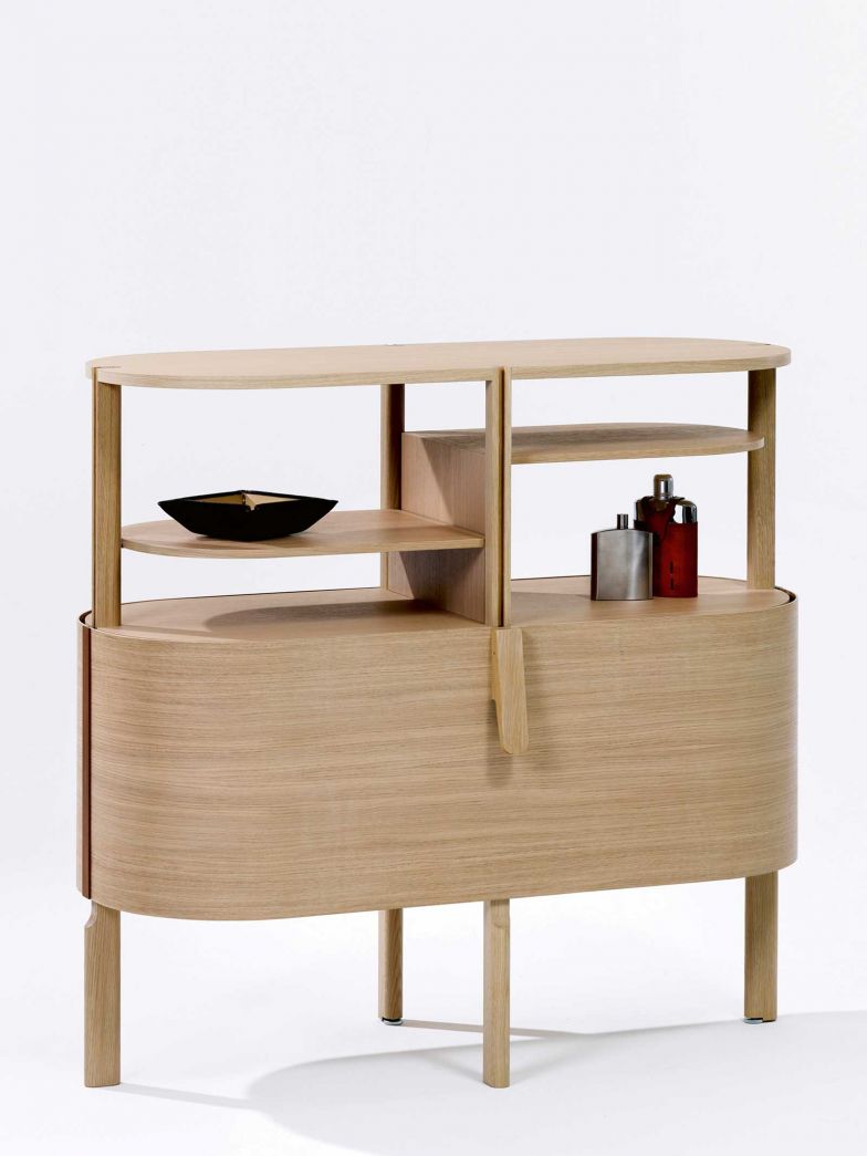 «Etage» für Röthlisberger ­Kollektion ist ein zweigeschossiges Möbel, dessen Hülle sich hinauf und hinunter schieben lässt.