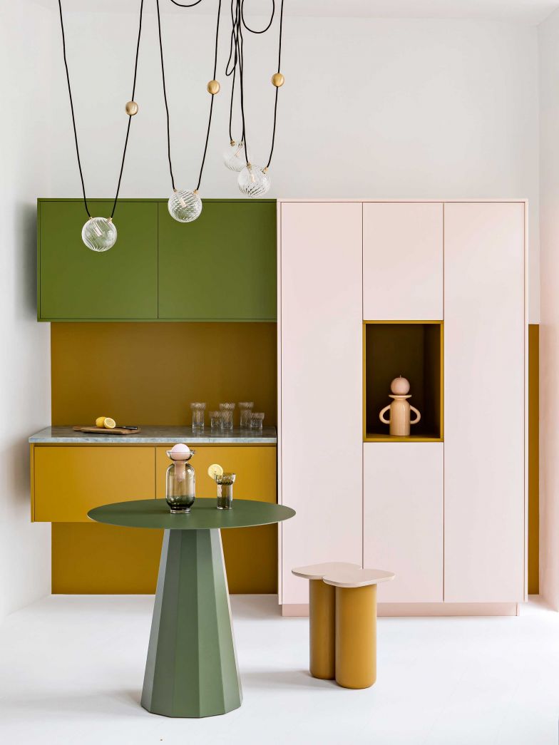 Margaux Keller entwarf diese Küche in südlichen Farben, bei der die hängenden Schränke für ein luftiges Gefühl sorgen. Eine Nische bietet Platz zum Ausstellen von Lieblingsobjekten.