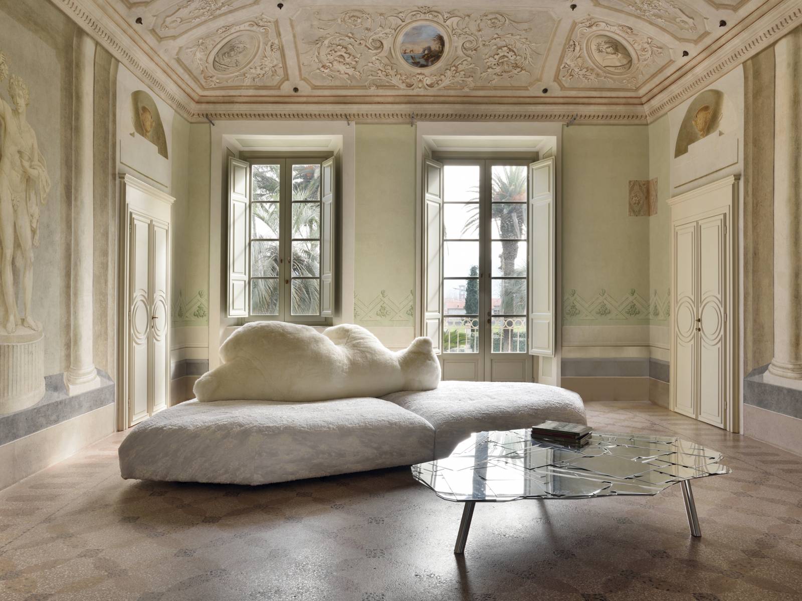 Ein Bär zum Anlehnen: Für das Sofa «Pack» hatte Designer Francesco Binfaré eine Eisscholle im Sinn, auf der ein grosser Eisbär ruht.