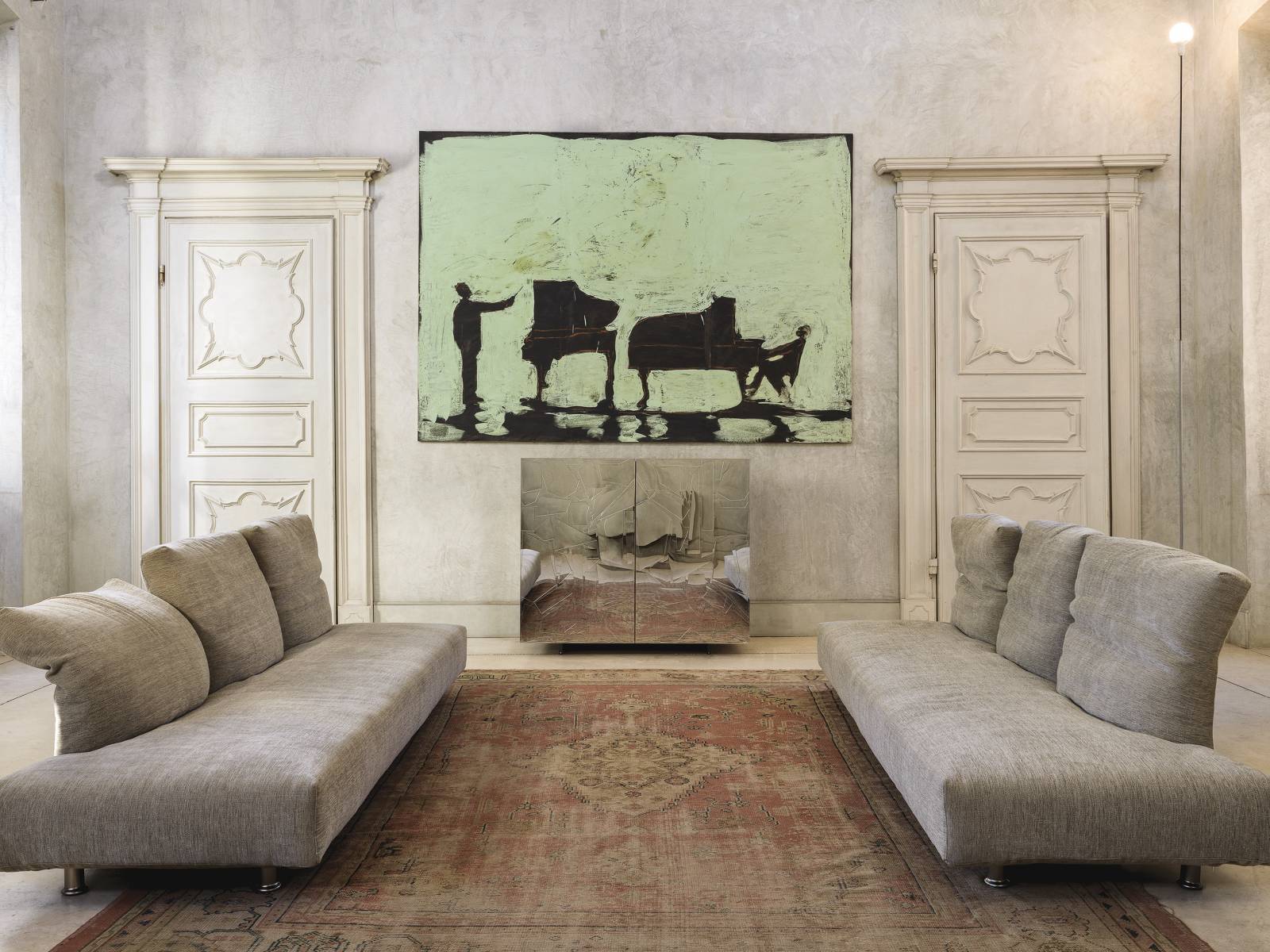 Rücken- und Seitenlehnen von «Essential» ähneln grossen Kissen. Dank eines speziellen Mechanismus lassen sie sich ebenso formen, was das elegante Sofa sehr bequem macht.