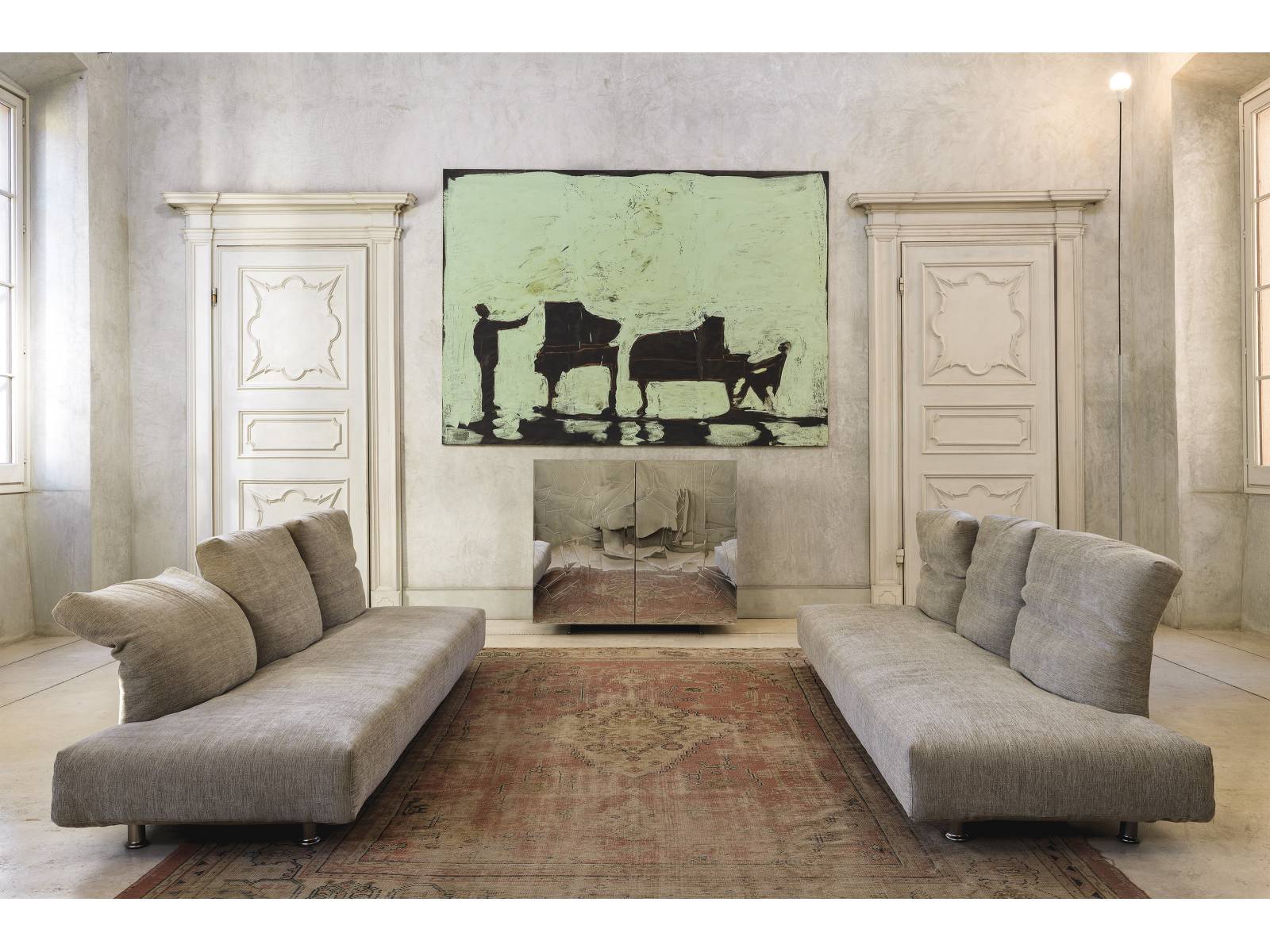 Rücken- und Seitenlehnen von «Essential» ähneln grossen Kissen. Dank eines speziellen Mechanismus lassen sie sich ebenso formen, was das elegante Sofa sehr bequem macht.