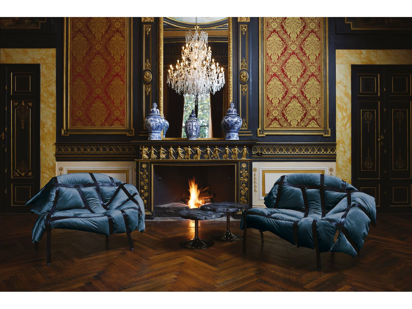 Der weiche Stoffbezug von «Sade» ist mit Lederstreifen verziert und wirkt wie zufällig über ein Metallgestell geworfen. Design: Fernando und Humberto Campana.