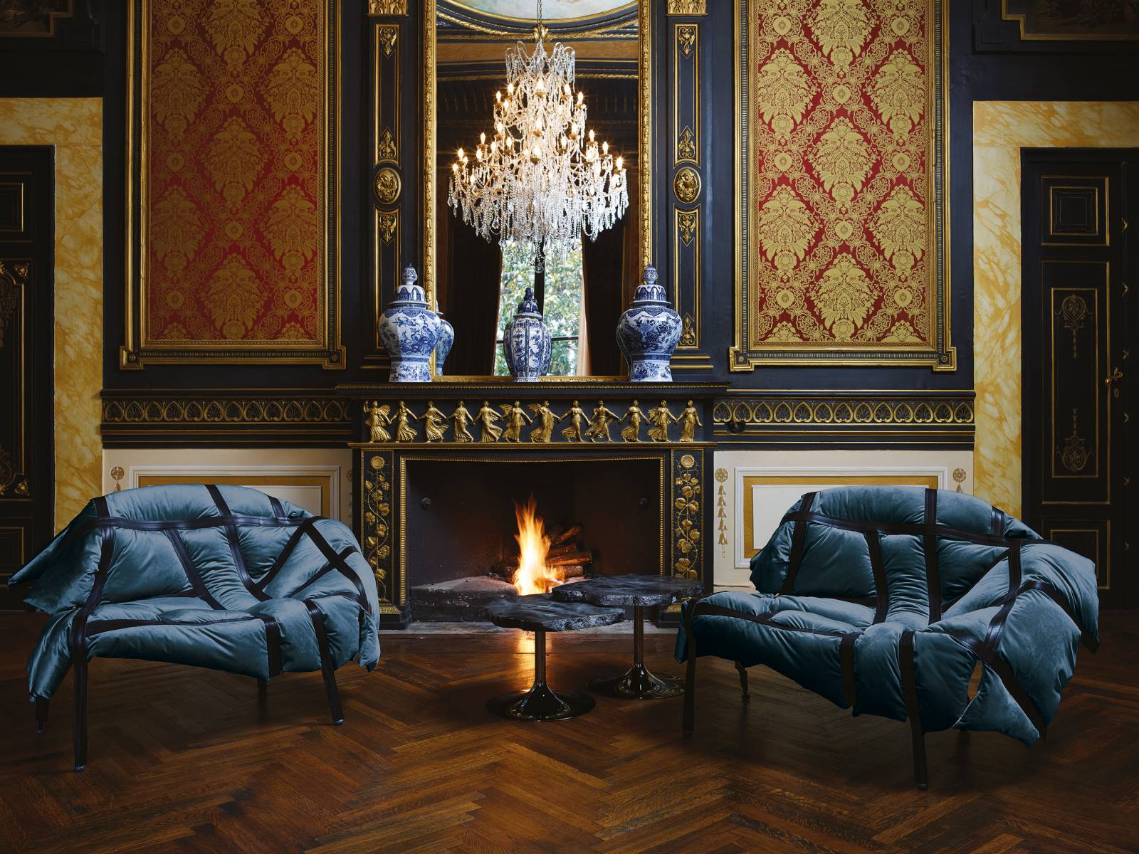 Der weiche Stoffbezug von «Sade» ist mit Lederstreifen verziert und wirkt wie zufällig über ein Metallgestell geworfen. Design: Fernando und Humberto Campana.