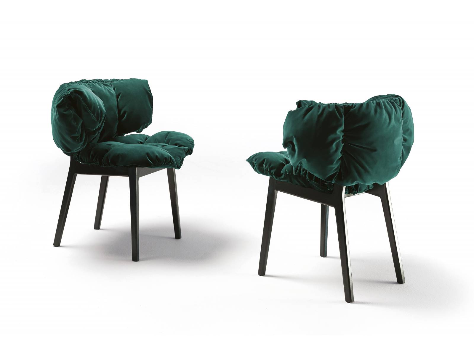 Es scheint, «Blue velvet» hat seine eigene Schwerkraft, die einen magisch hineinzieht: Dank des üppigen Polsters aus gestepptem Samt bleibt man gern ein wenig länger sitzen.