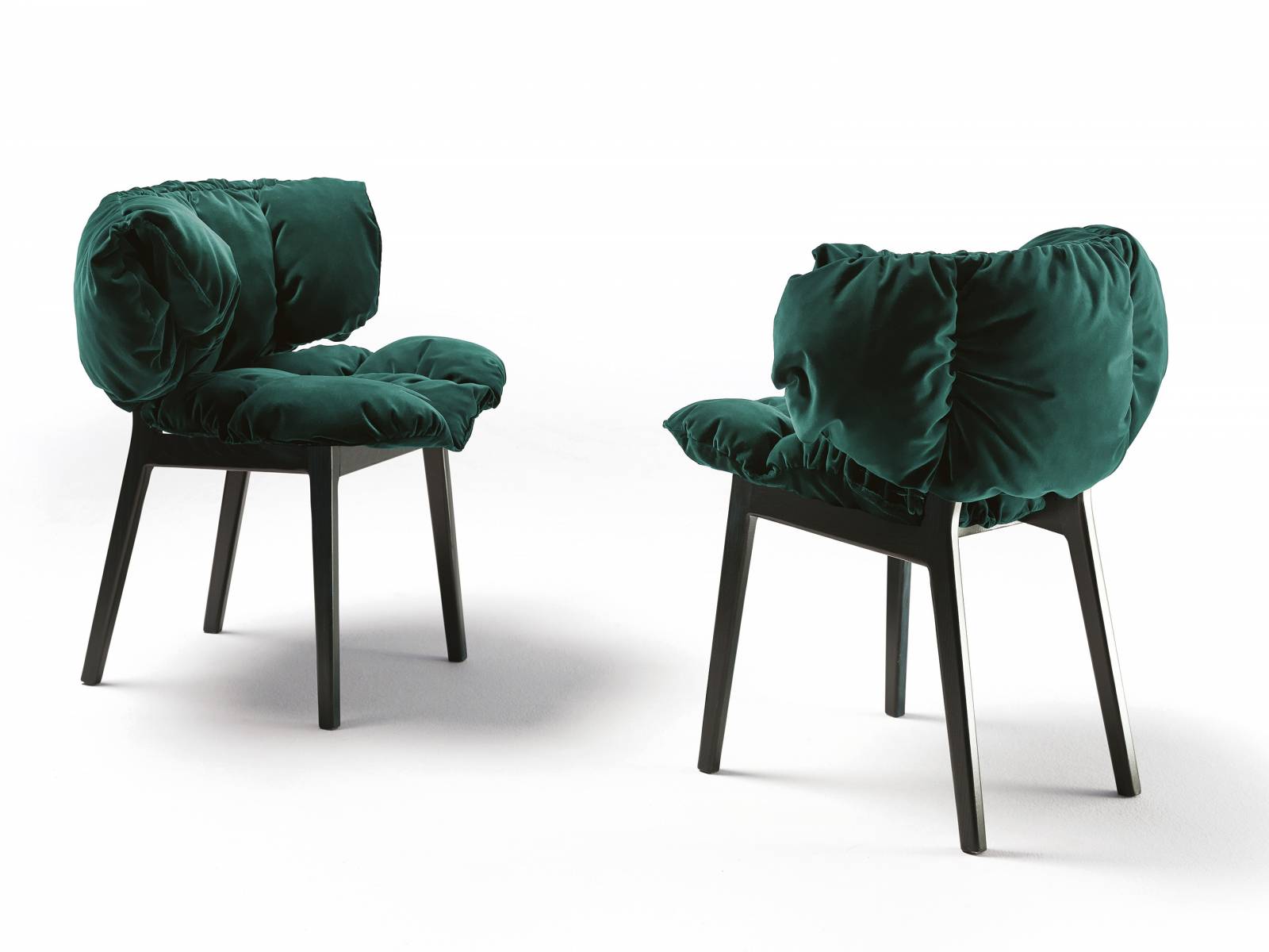 Es scheint, «Blue velvet» hat seine eigene Schwerkraft, die einen magisch hineinzieht: Dank des üppigen Polsters aus gestepptem Samt bleibt man gern ein wenig länger sitzen.