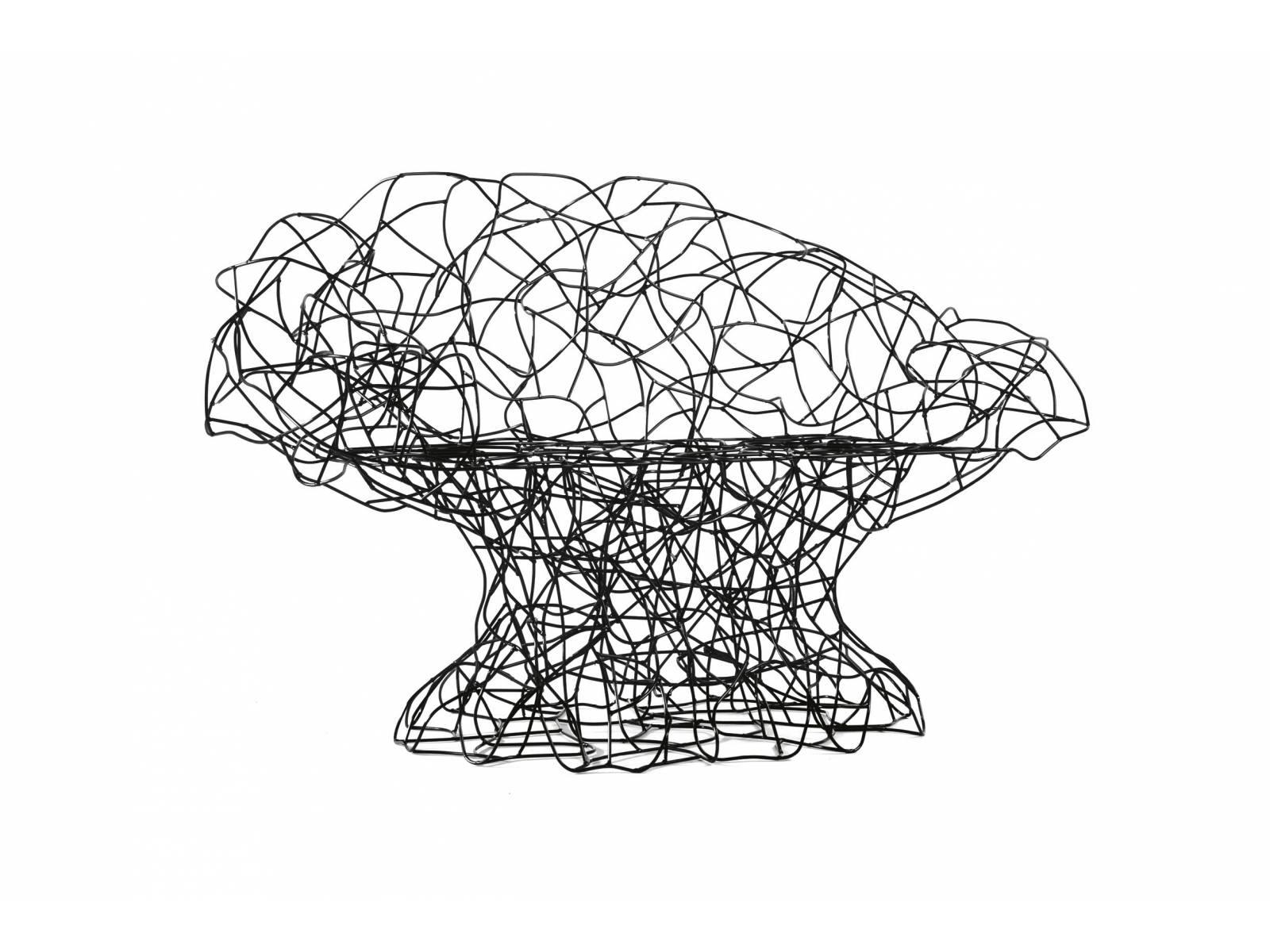 «Corallo» ist ein Sessel aus von Hand gebogenem und mit Epoxylacken beschichtetem Stahldraht, der innen wie aussen stehen kann.