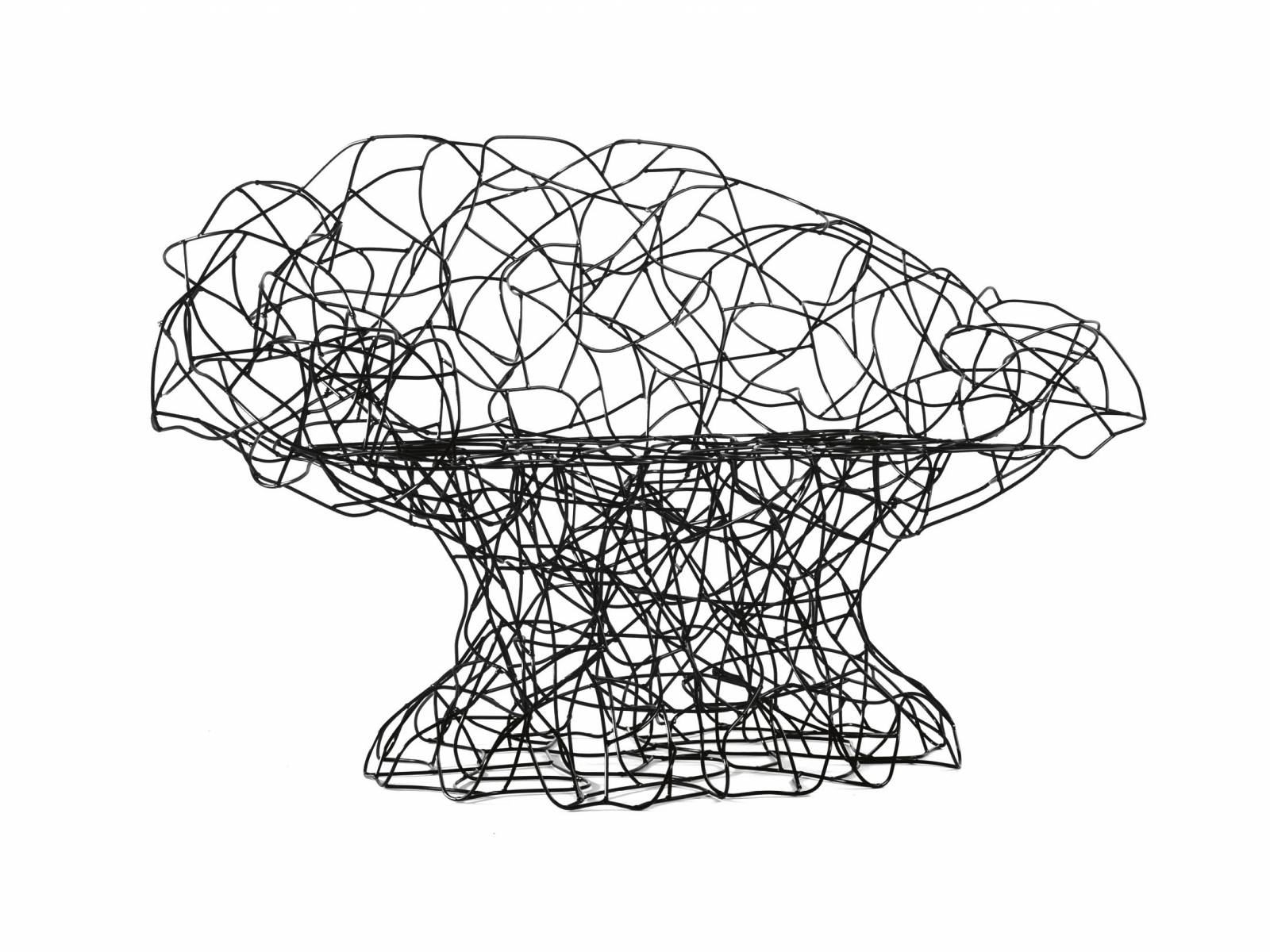 «Corallo» ist ein Sessel aus von Hand gebogenem und mit Epoxylacken beschichtetem Stahldraht, der innen wie aussen stehen kann.