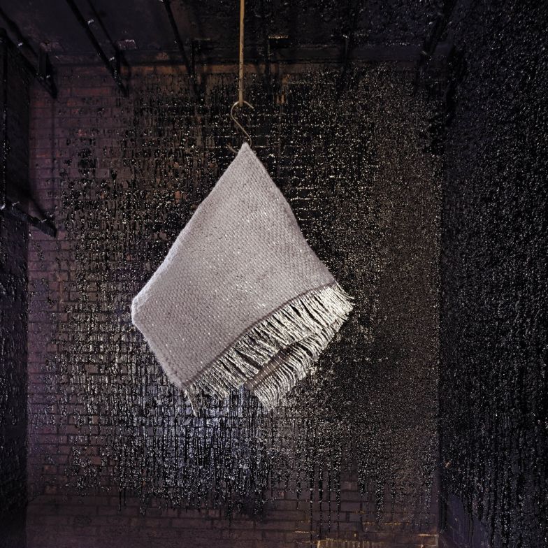 Ein Teppich, der alle begeistert: Mit «Rug» sorgte die Designerin kürzlich auf diversen Messen für Furore. Der magische Glitzereffekt entsteht durch die Kettfäden aus Bonbontüten-Resten.