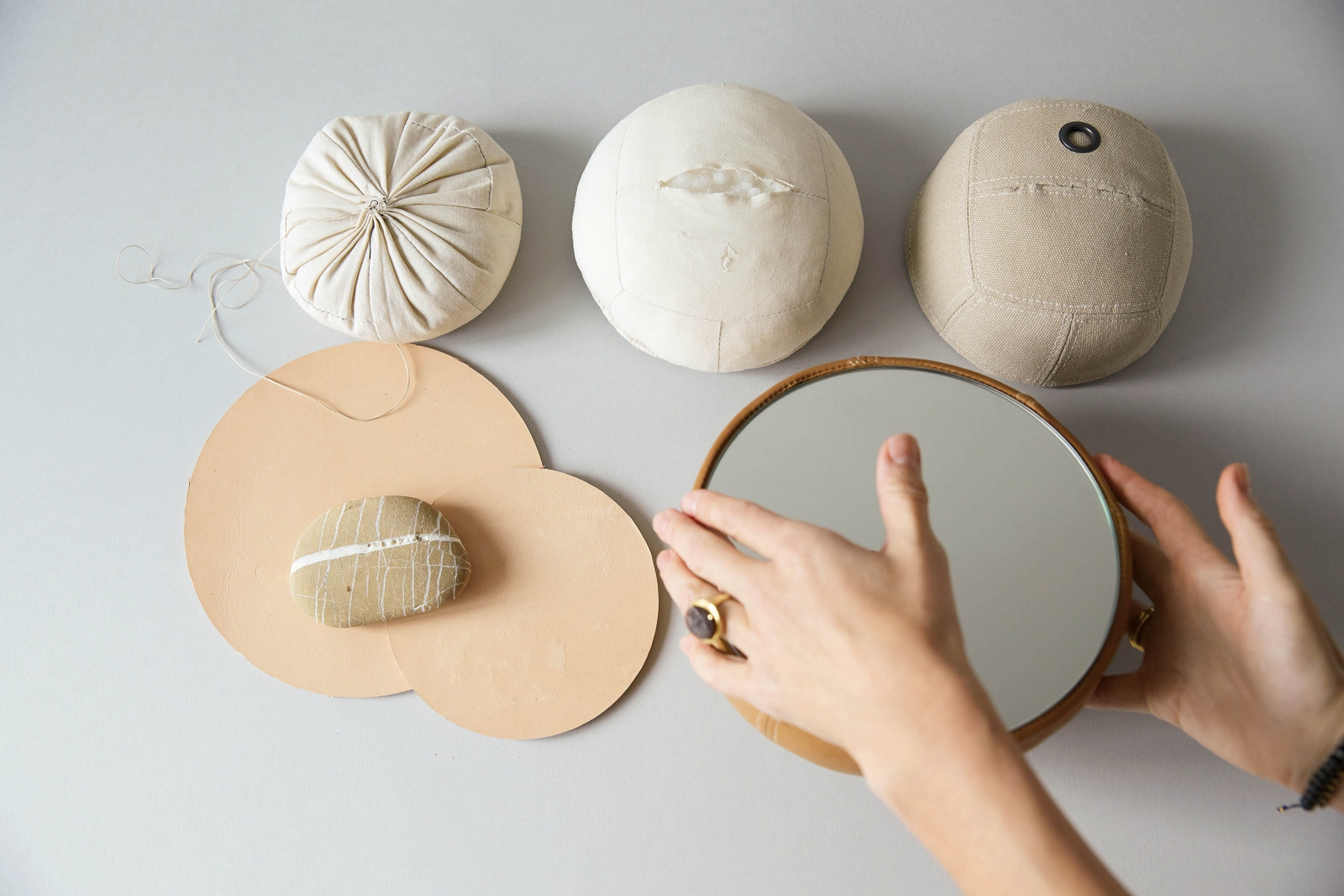 Elegant und doch sportlich: Der Spiegel «Doon» wird in Hamburg aus feinstem Handschuhleder gefertigt. Durch seine Nähte erinnert er ein bisschen an einen Ball aus dem Sportunterricht.