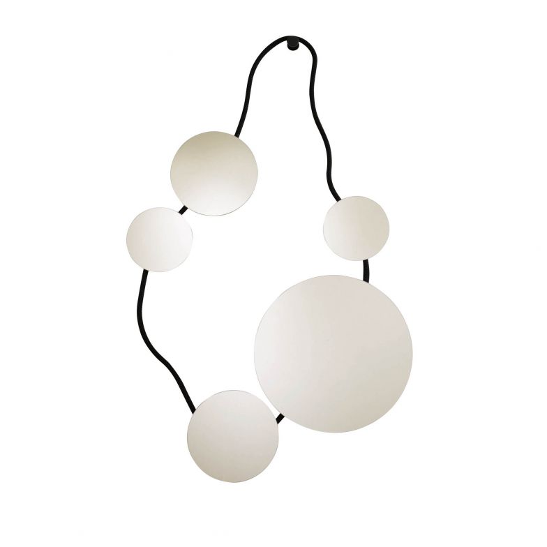 Ein echtes Schmuckstück, nicht nur fürs Entrée, ist Jutta Werners Spiegel «Wall Jewellery», den sie für Ligne Roset gestaltete.