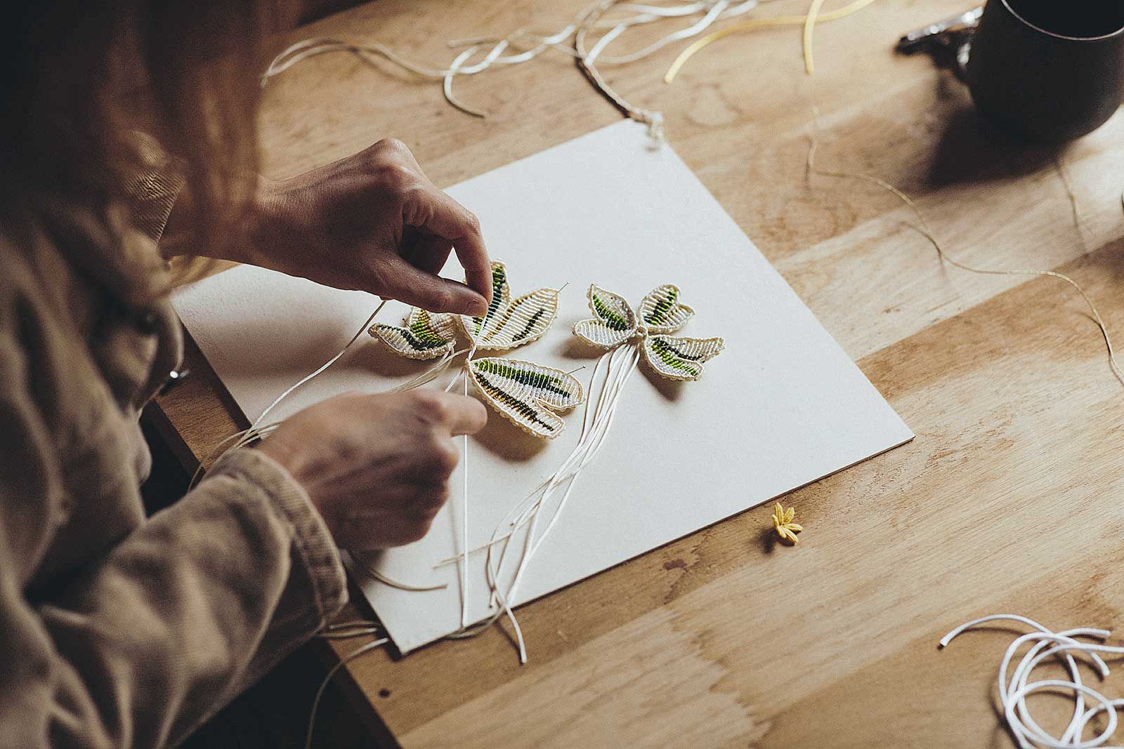 Ihr einziges Werkzeug ist eine Schere: Man kann die Stücke, die im Atelier von Laurentine Perilhou in den französischen Pyrenäen entstehen, getrost als reine Handarbeit bezeichnen. Foto Marion Saettele.