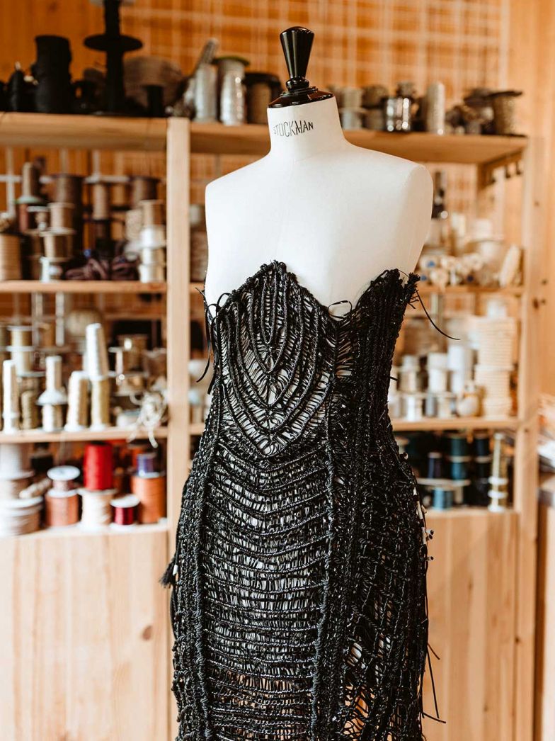 Eine von vielen Quellen des Erfolgs von Laurentine Perilhou war die Zusammenarbeit mit französischen Haute-Couture-Labels – wie zum Beispiel für die Sonderkollektion von Beyoncé x Balmain im Jahr 2023.