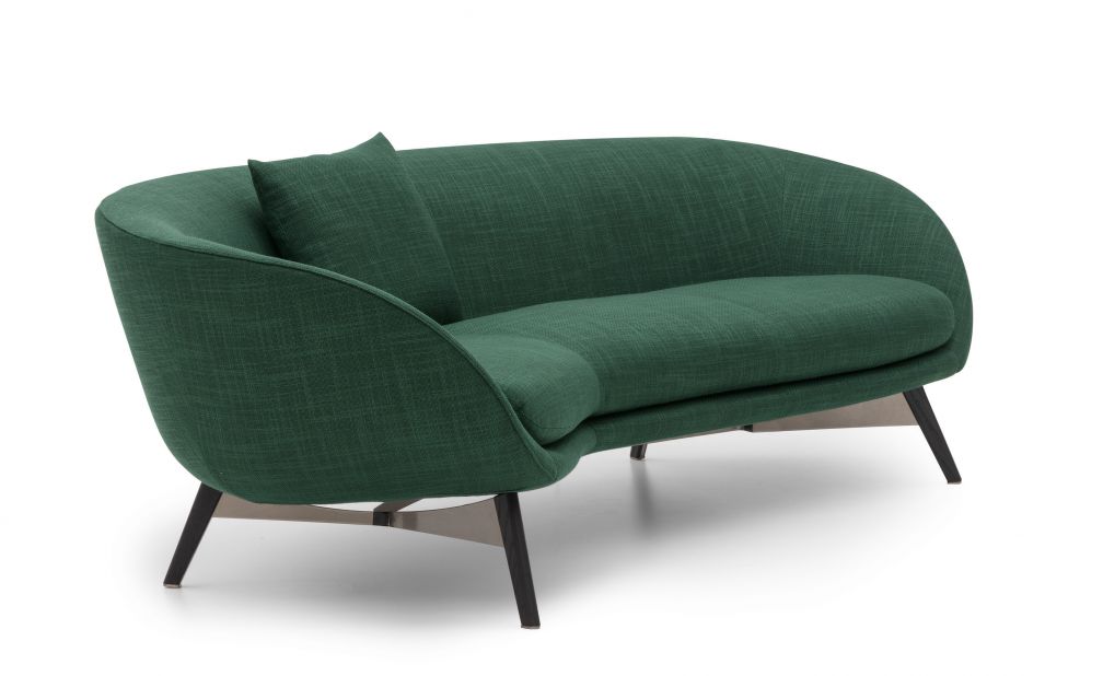 Die Sitzmöbel-Kollektion «Russell» ist ein Entwurf von Rodolfo Dordoni. Der Italiener ist seit 20 Jahren als Chefdesigner für das Unternehmen tätig und hat dabei geholfen, die Marke Minotti aufzubauen.