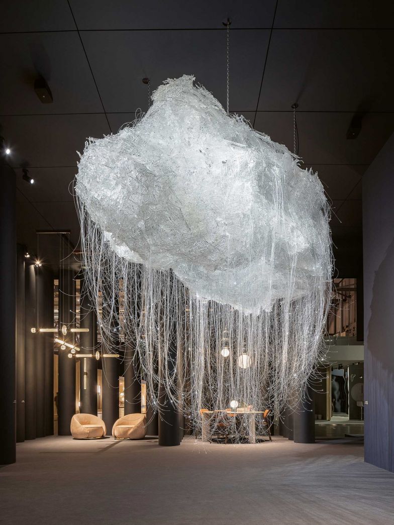 Jansky Dundera gestalteten die Architektur der Ausstellung für Lasvit in Mailand, das Design der Leuchtwolke stammt von Maxim Velčovský. Foto: Lukáš Pelech.