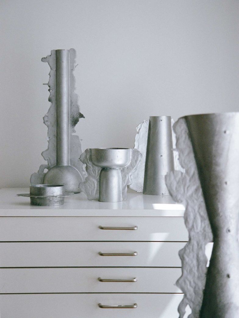 Ihren Gefässen aus Aluguss lässt sie die überstehenden Ränder. Und sorgt damit international für Furore. Foto: Anna Zimmermann.