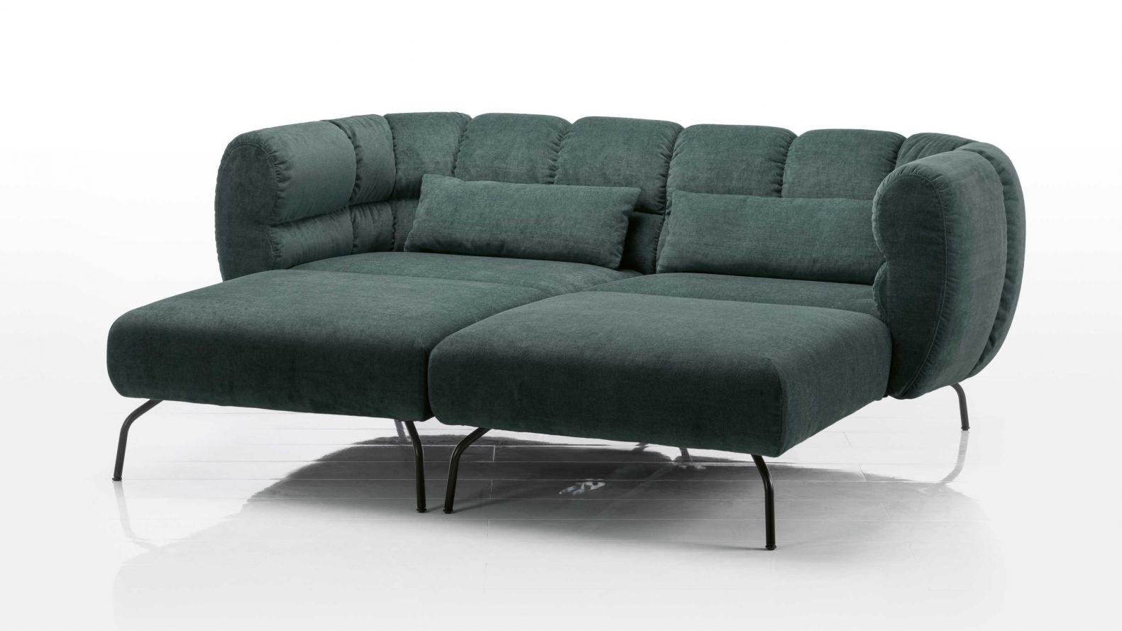 Ohne Ecken und Kanten: Inspiriert von einer Magnolienblüte lädt die weich gepolsterte Sitzmöbelkollektion «Magnolia» mit ihrer frischen Formensprache zum Verweilen ein. Die Sitzfläche wird von einer U-förmigen Rückenlehne umschlossen, deren Aussenseite in vertikale Segmente unterteilt ist. Die aufwendig verarbeiteten Bezüge sind abnehmbar und austauschbar. Neben Sesseln und kompakten Zweisitzern bis hin zu grossformatigen Sofas umfasst die umfangreiche Kollektion  von Kati Meyer-Brühl auch Eckelemente. BRUEHL.COM