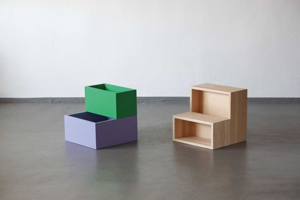 Ob als Tritthocker, Beistelltisch oder Stauraum – «Trapp» ist ein multifunktionales Holzmöbel aus Esche und Sperrholz, das sich vielfältig einsetzen lässt. Die charakteristische Kastenform entsteht durch die effiziente und verschnittminimierende Verwendung von geraden Brettzuschnitten im Produktionsprozess. Dies ist ein wichtiger Punkt im ganzheitlichen Designprozess der beiden Produktdesigner, die in ihre Arbeiten unterschiedliche Erfahrungen und Einflüsse aus Produktdesign, Architektur, Handwerk und Grafikdesign einfliessen lassen. Foto: Birkan Gülöz. JBNG.STUDIO