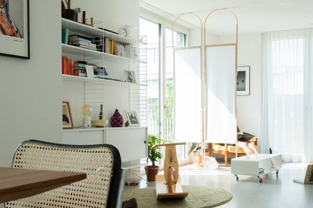 Die Herkunft und Verarbeitung der Materialien sowie die Pflege und Reparierbarkeit seiner Objekte sind für den Designer von grosser Bedeutung. «VNC» beschäftigt sich mit visueller Intimität im geteilten Wohn- und Arbeitsraum. Der Raumteiler ermöglicht eine flexible Zonierung für bedürfnisorientiertes Wohnen und Arbeiten. Im Mittelpunkt der reduzierten Gestaltung steht eine textile und transluzente Oberfläche, die auch den Bereich hinter dem Raumteiler mit Tageslicht versorgt. Das Objekt ist auf die gewünschte Raumhöhe einstellbar und wird zwischen Decke und Boden eingespannt. STUDIOBLAUWE.COM