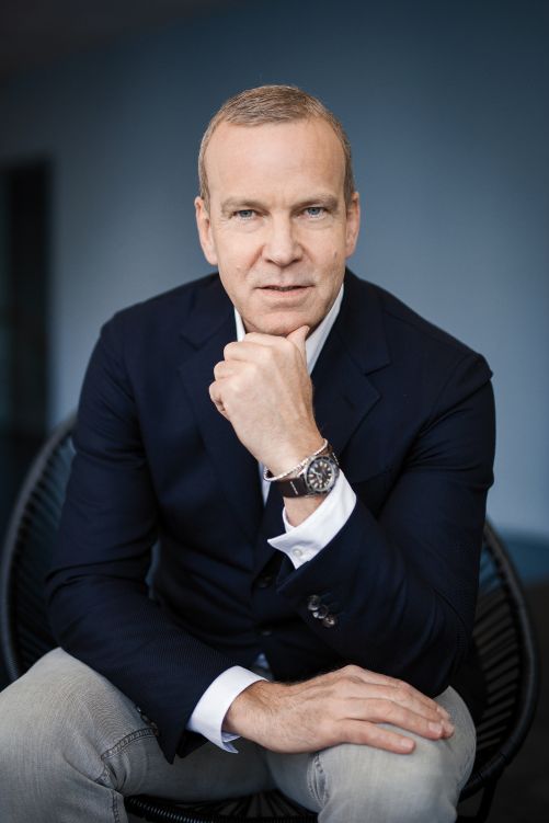 1917 von drei Brüdern als Schlup & Co gegründet, wurde das Unternehmen 1928 in Rado umbenannt und gehört seit 1986 zur Swatch-Gruppe. An deren Spitze steht CEO Matthias Breschan.