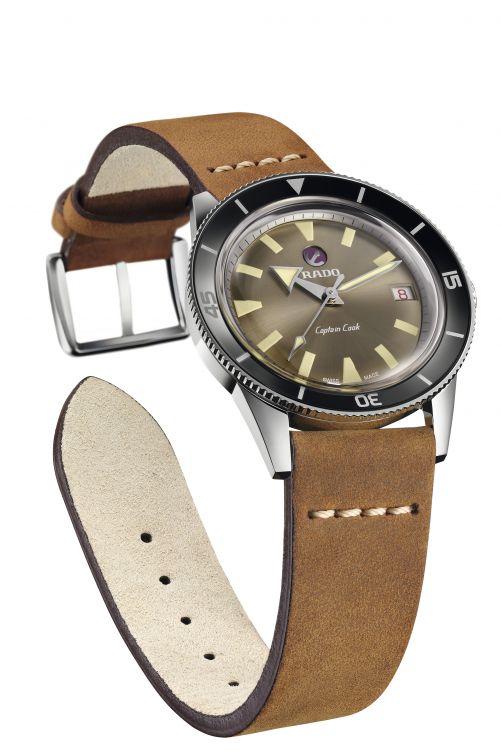 Die Uhr «Captain Cook» basiert auf dem Original aus den 1960er-Jahren und wurde betreffend Design, Materialität und Technik an die heutige Zeit angepasst. Die Auflage der Vintage-Uhr ist limitiert auf 1962 Stück, das Besondere sind drei verschiedenen Armbänder, die zur Auswahl stehen.