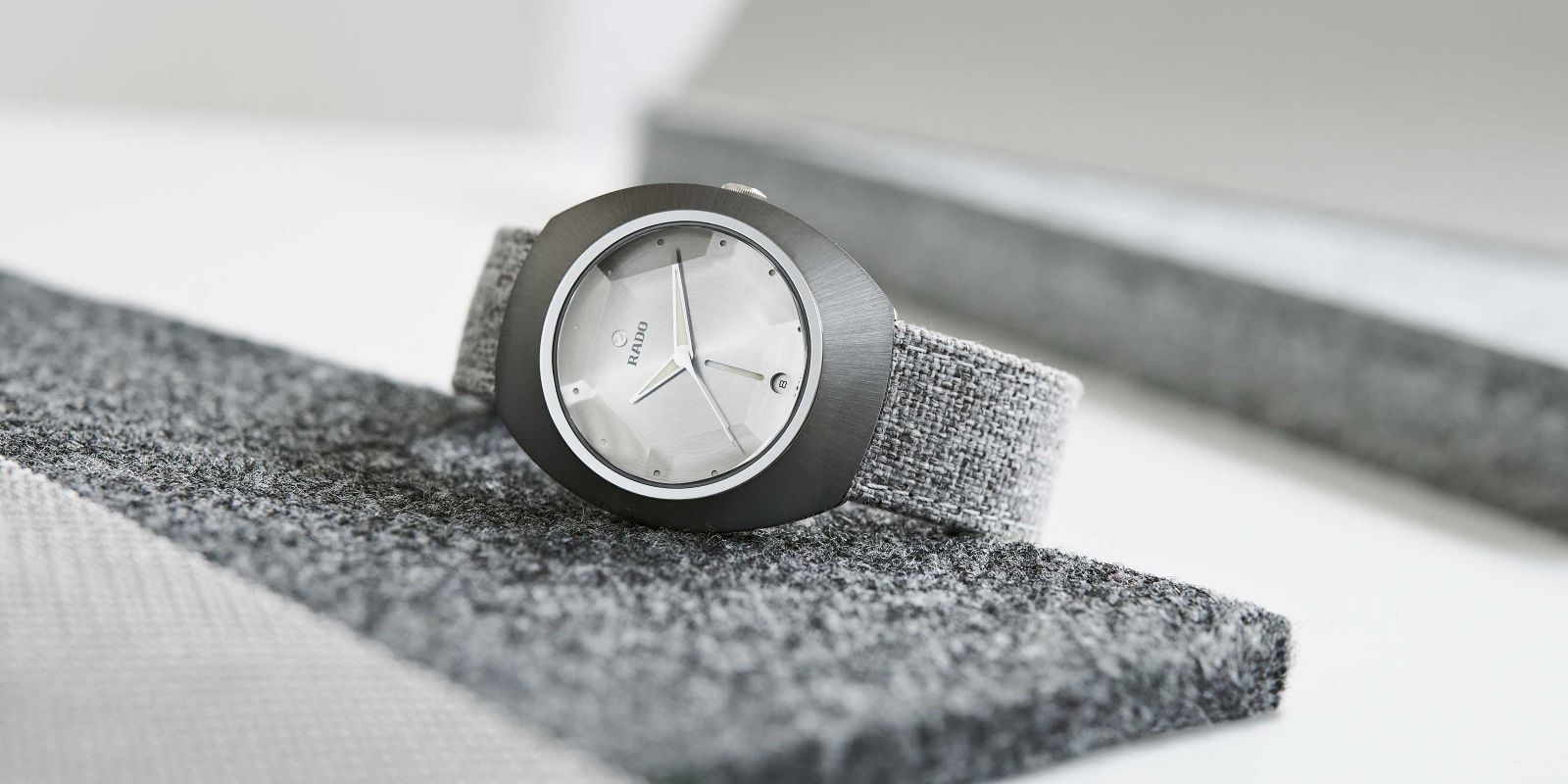 Anlässlich des 60-jährigen Jubiläums entwarf Alfredo Häberli für Rado die «DiaStar Original 60-Year Anniversary Edition». Die neue Version orientiert sich stark am Original von 1962, ohne eine zeitgemässe Ästhetik einzubüssen.