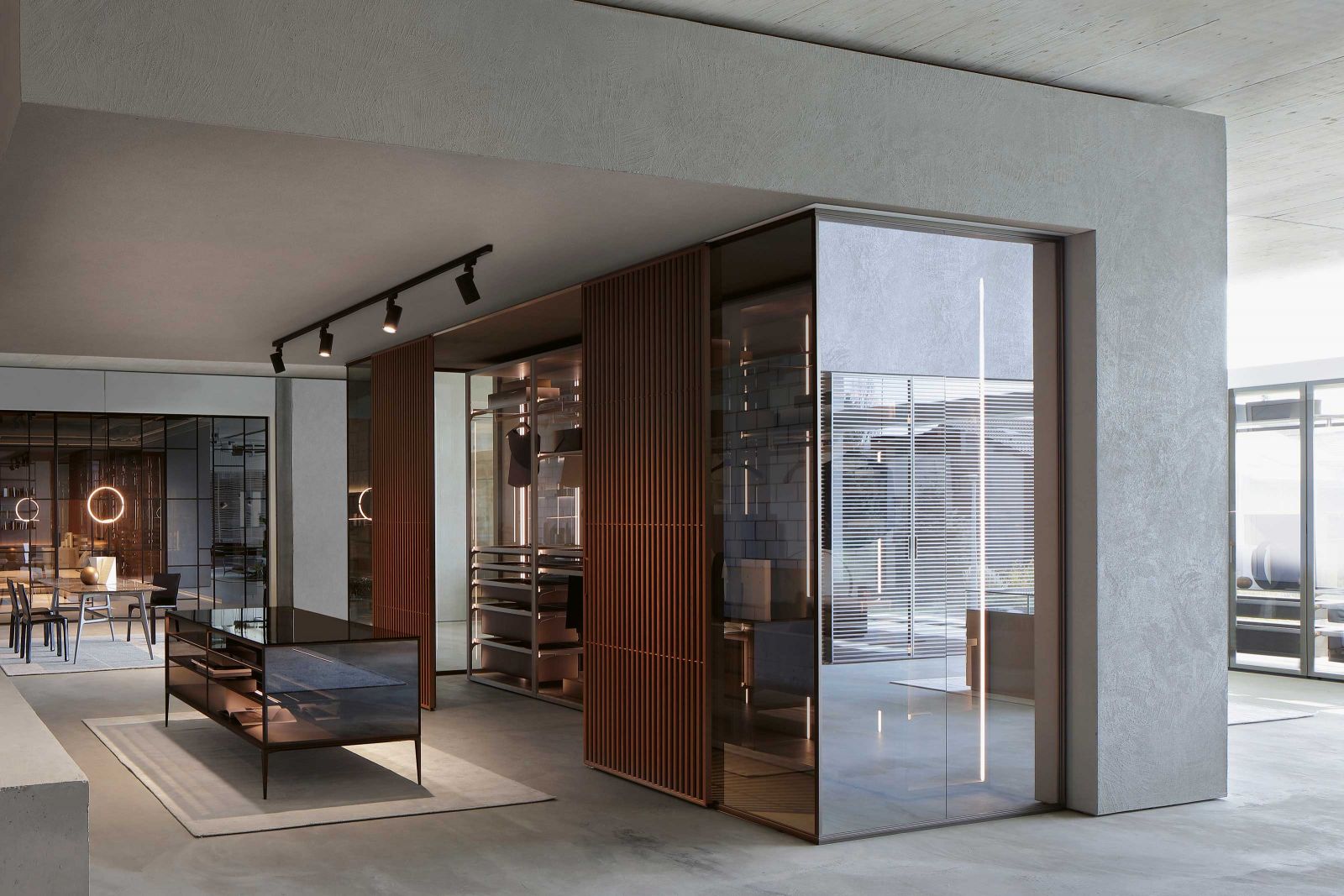 Glas und Aluminium sind die charakteristischen Materialien der Rimadesio-Kollektion. Im neuen Monobrand-Store bekommt man eine Idee davon, wie sie im eigenen Zuhause wirkungsvoll eingesetzt werden können.