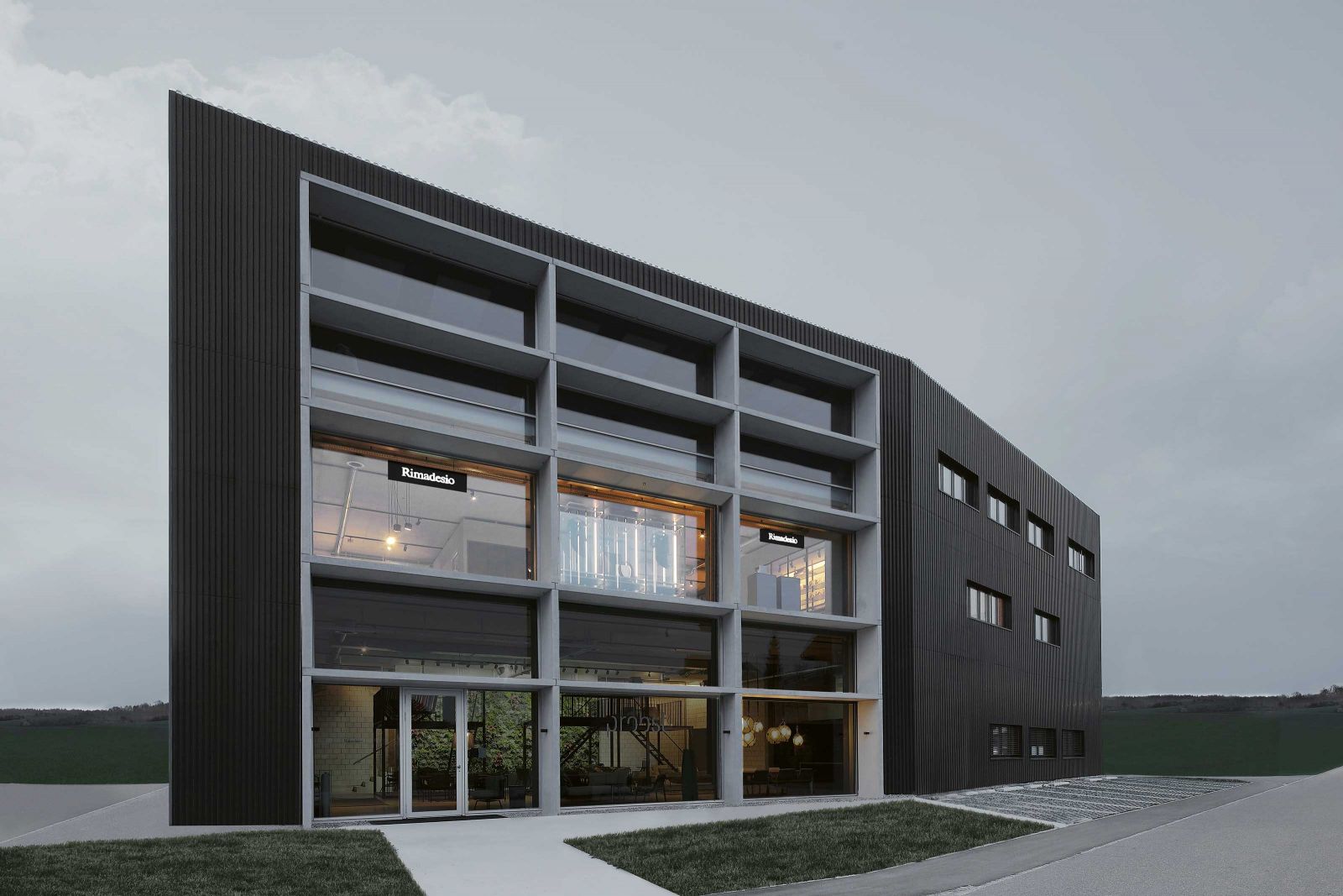 Der Belper Monobrand-Store des italienischen Herstellers Rimadesio nimmt den gesamten ersten Stock des «RaumWerks» ein. Das kürzlich fertiggestellte Gebäude erweitert die Probst + Eggimann AG und beherbergt unter anderem eine Ausstellungsfläche für Outdoormöbel und Grills sowie die Eventküche des TV-Kochs Torsten Götz.