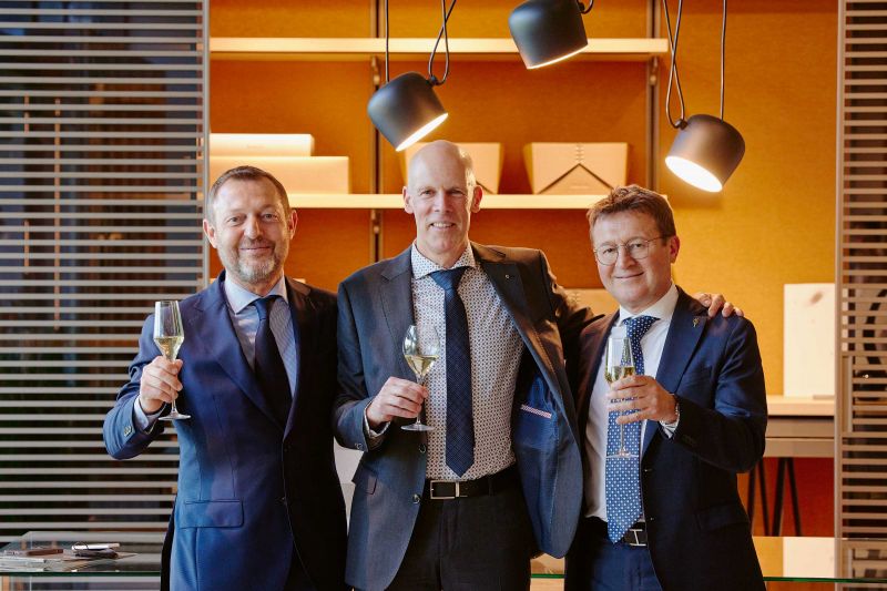 Um auf die Eröffnung des neuen Stores mit Marc Probst (M.) anzustossen, kamen Davide (l.) und Luigi Malberti persönlich nach Belp.