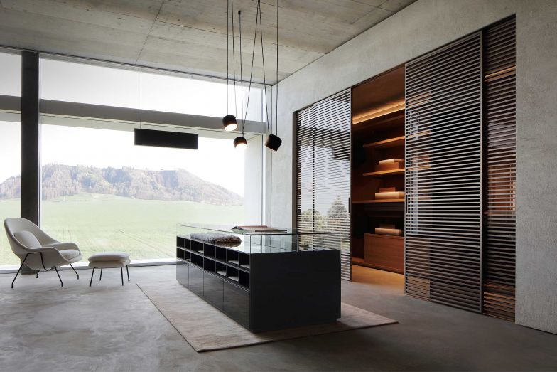 Glas und Aluminium sind die charakteristischen Materialien der Rimadesio-Kollektion. Im neuen Monobrand-Store bekommt man eine Idee davon, wie sie im eigenen Zuhause wirkungsvoll eingesetzt werden können.