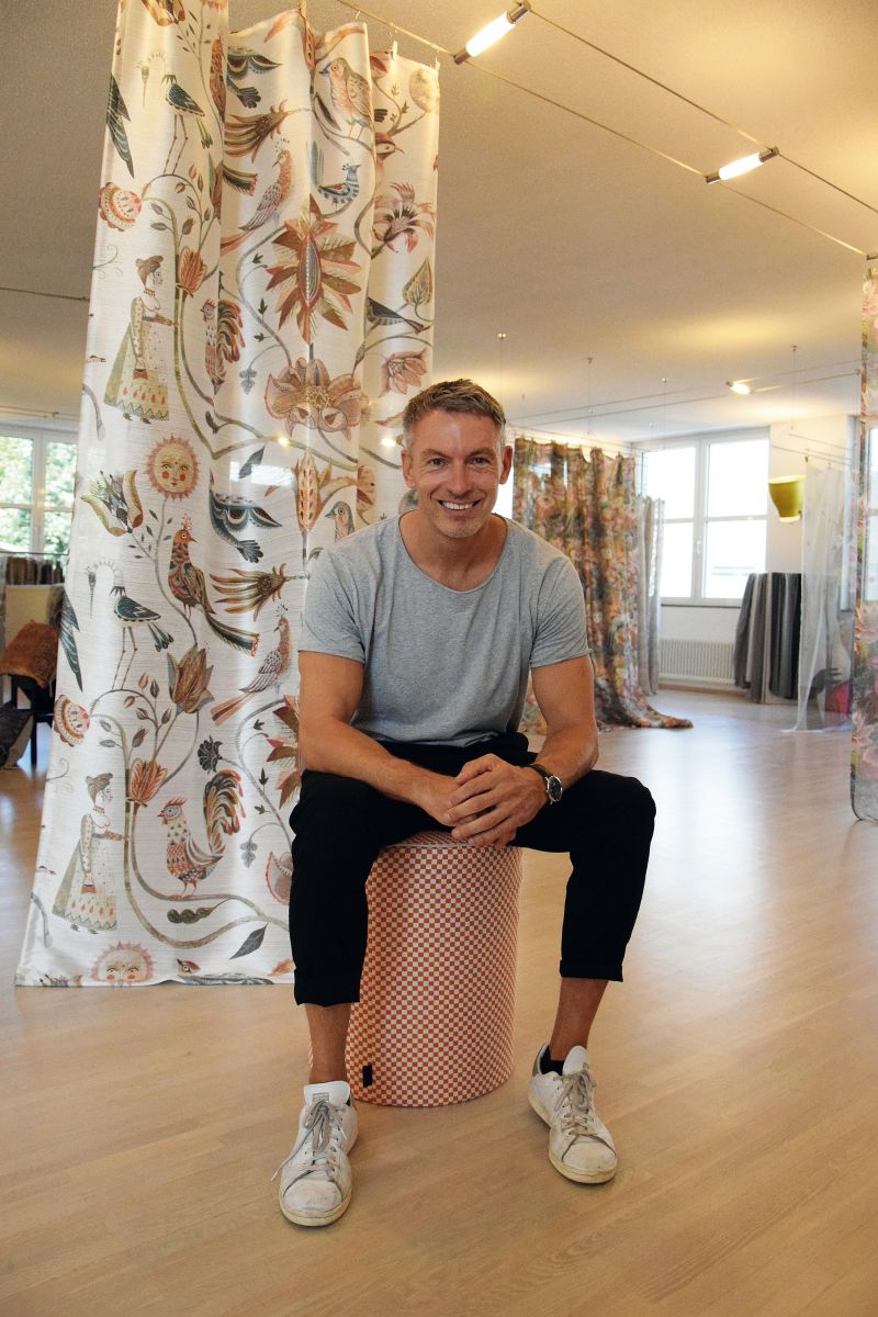 Der deutsche Künstler Olaf Hajek ist bekannt für seine einzigartigen Illustrationen. In seinen Werken verschmelzen die Grenzen zwischen Realität und Fantasie, oftmals inspiriert von Kulturen fremder Länder, meist farbenprächtig und detailverliebt ins Bild gefasst.