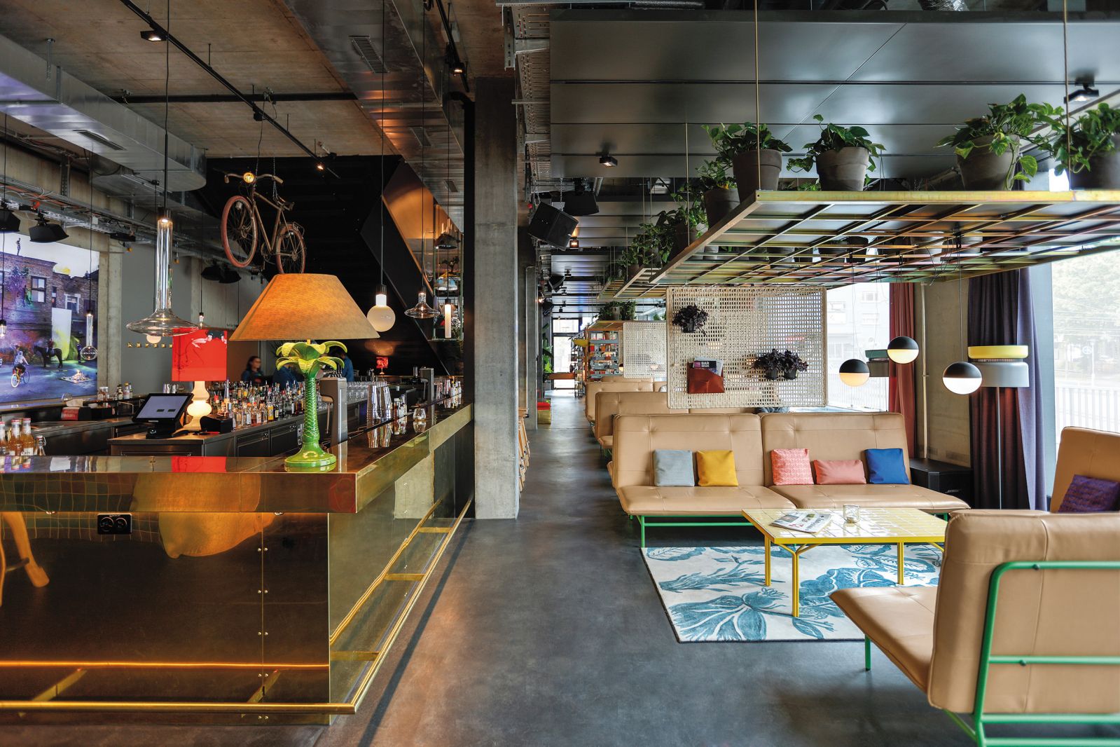 Das Unternehmen hat mittlerweile auch den Objektmarkt erobert: Das 25hours Hotel Zürich Langstrasse ist mit der Kollektion «Rolf Benz Contract» von Werner Aisslinger ausgestattet. 