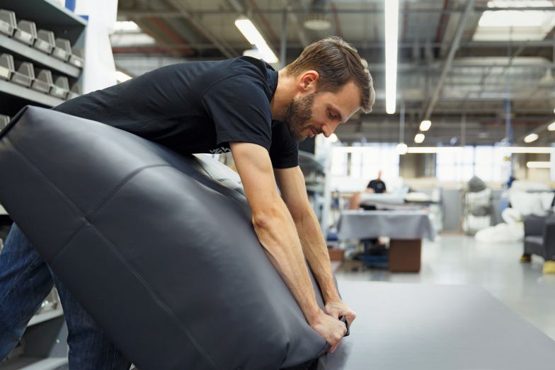 Die hochwertigen Polstermöbel werden seit der Firmengründung 1964 vollstufig in unmittelbarer Nähe zum Firmensitz in Nagold gefertigt.