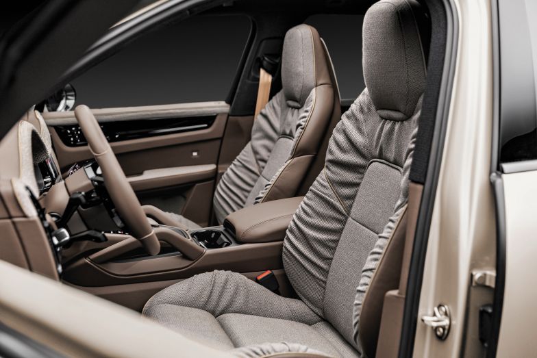 In Zusammenarbeit mit dem Unternehmen Techart entwickelte Rolf Benz eine Ausstattungslinie für den Porsche Cayenne im eleganten, textilen Wohnzimmerlook