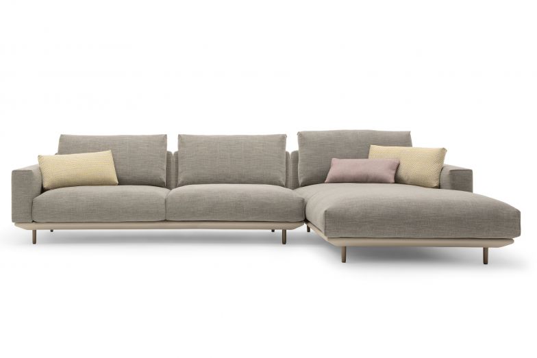 Das Programm Rolf Benz «Volo» strahlt luxuriöse Leichtigkeit aus und lässt sich immer wieder neu gestalten. Präsentiert wurde es an der imm cologne 2019.