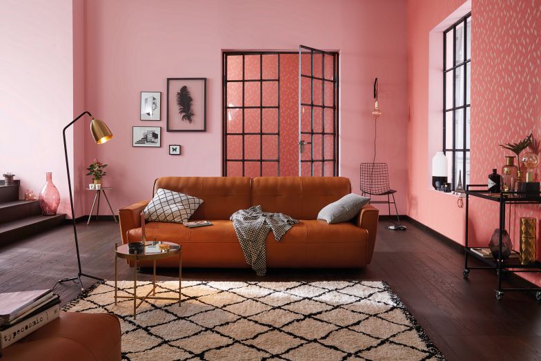 Das Sofa «hs.400» mit aufwändig gearbeiteten Polstern und seinem weichen, übertiefen Sitz bringt entspannte Gemütlichkeit ins Haus. Design: Hoffmann Kahleyss.