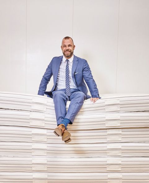 Seit 2001 führt Peter Patrik Roth das vor 270 Jahren gegründete Familienunternehmen Roviva Roth & Cie AG in neunter Generation. 