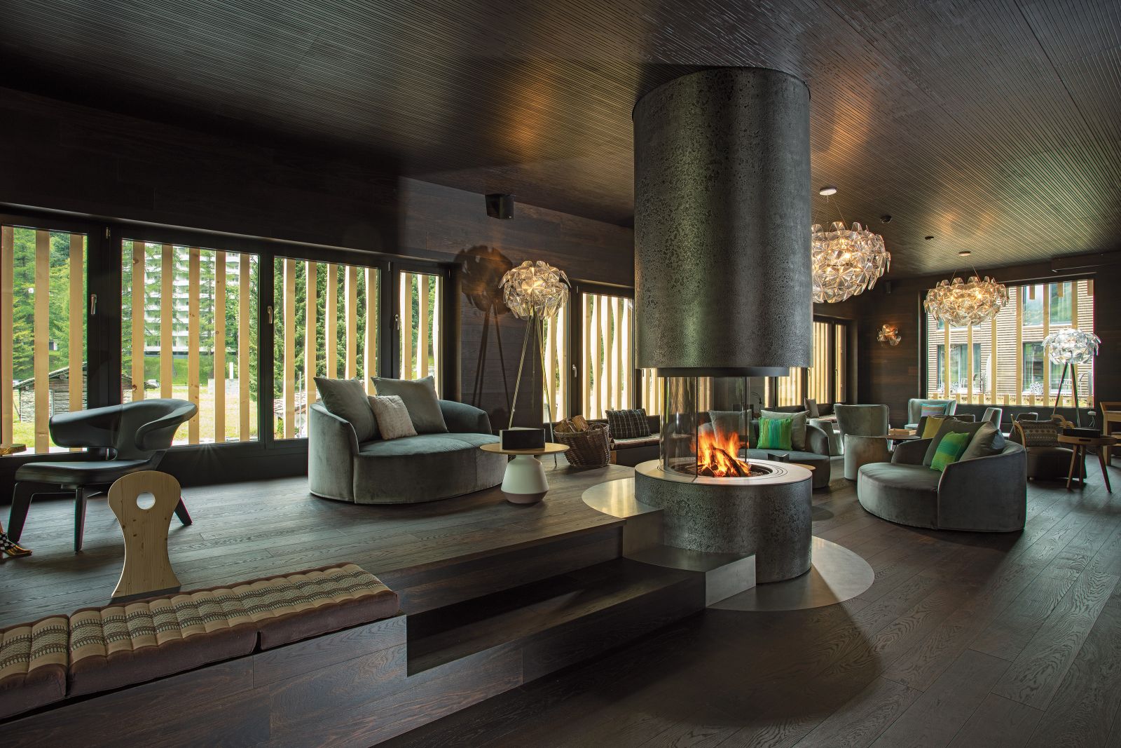 Blickfang: In der Lounge des Hotels Rovanada in Vals steht diese imposante Feuerstelle mit Rundum-Einsicht und drehbarem Schutzglas.