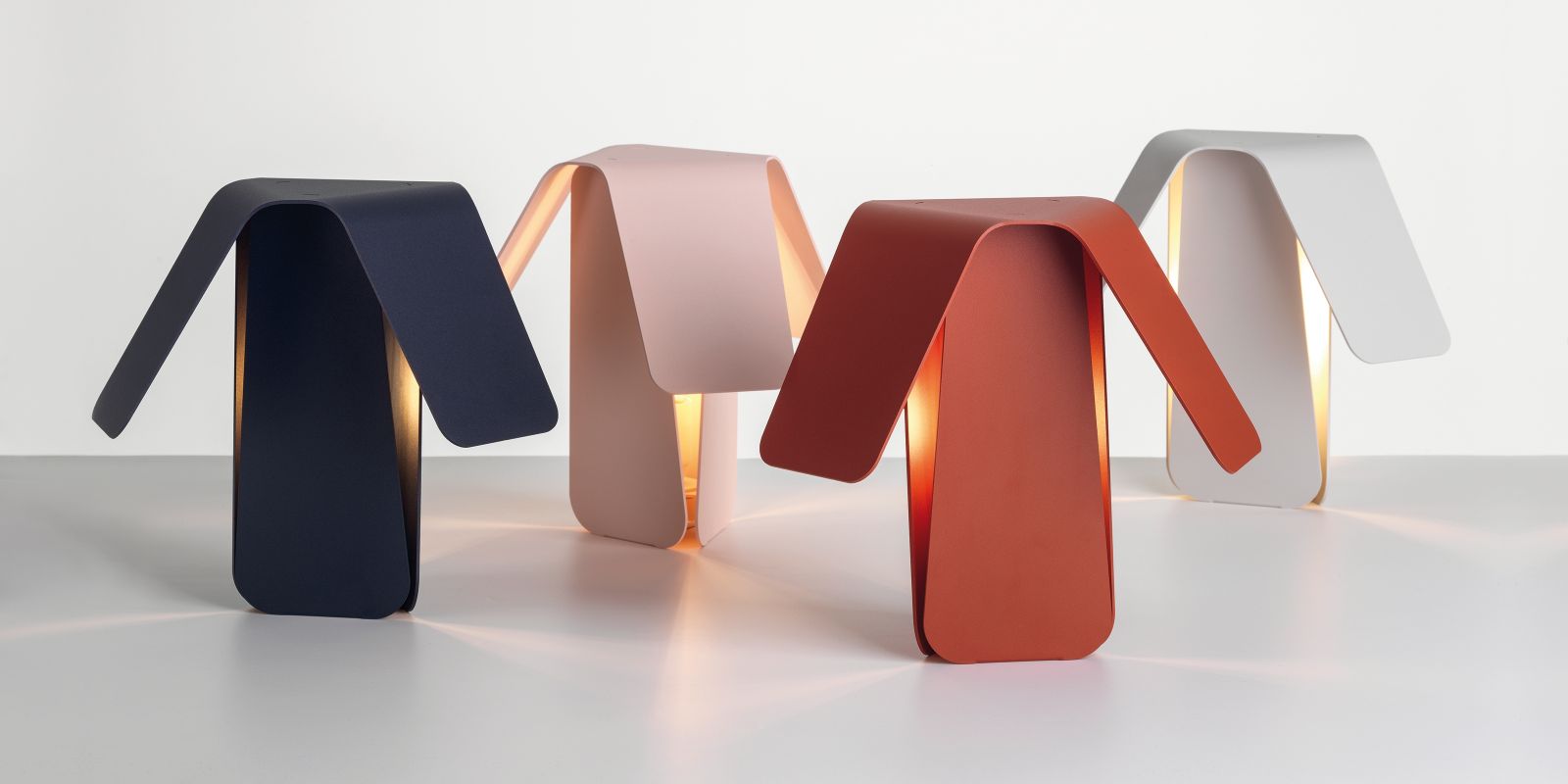 Die dreiblättrige Leuchte «Dri» steht symbolisch für das Brüder-Trio und die dritte Generation, in der das Unternehmen geführt wird. Designer Jörg Boner entwarf sie anlässlich des 75-jährigen Jubiläums.